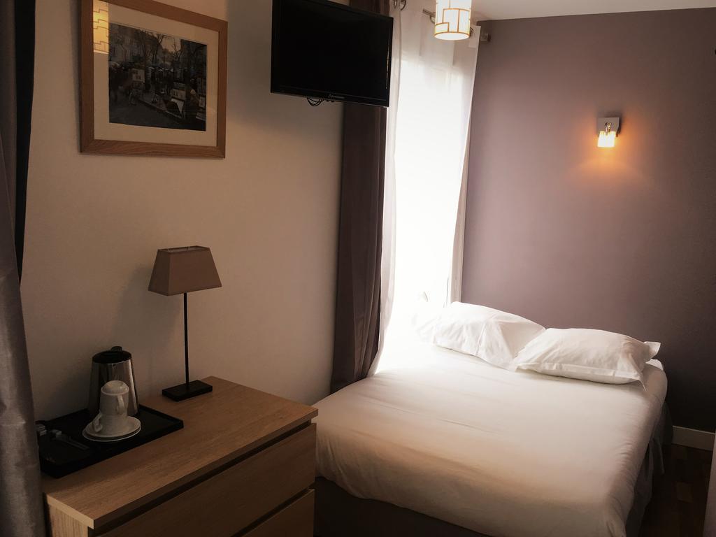 Chambre Simple Standard avec Salle de Bains et Toilettes Communes